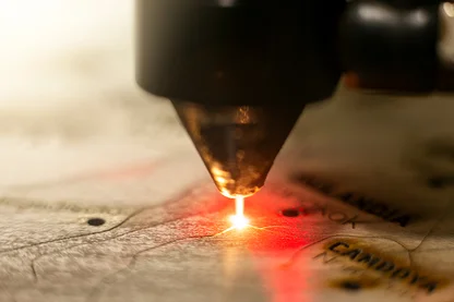 Lasergravur auf einer Metalloberfläche